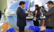 “习近平出席首届中国国际进口博览会开幕式并发表演讲”